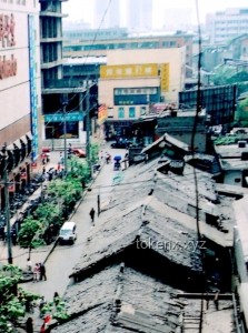 成都春熙路巨型3D蛇太逼真引热议，城市艺术新边界在哪？